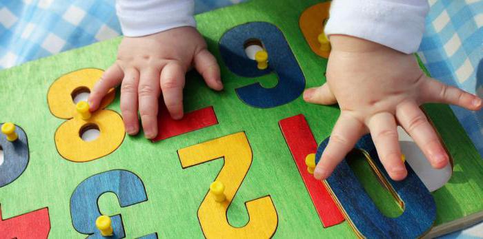 Hogyan fejleszthetsz egyedül egy 1 éves gyereket: játékok, tevékenységek, rajzfilmek és ajánlások